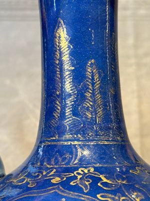 A Chinese gilt-decorated powder-blue kendi with floral design, Kangxi — foto 6