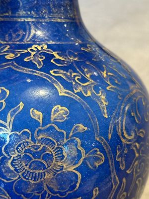 A Chinese gilt-decorated powder-blue kendi with floral design, Kangxi — foto 7