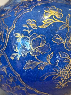 A Chinese gilt-decorated powder-blue kendi with floral design, Kangxi — foto 8