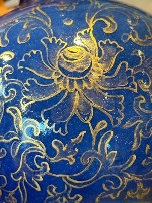 A Chinese gilt-decorated powder-blue kendi with floral design, Kangxi — foto 9