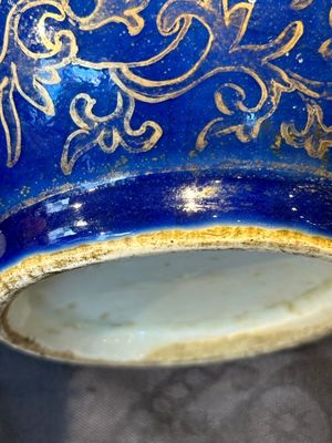 A Chinese gilt-decorated powder-blue kendi with floral design, Kangxi — foto 10