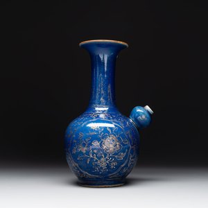 A Chinese gilt-decorated powder-blue kendi with floral design, Kangxi — foto 1