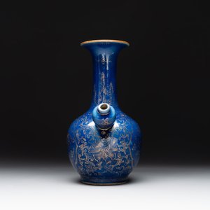 A Chinese gilt-decorated powder-blue kendi with floral design, Kangxi — foto 2