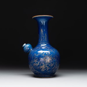 A Chinese gilt-decorated powder-blue kendi with floral design, Kangxi — foto 3