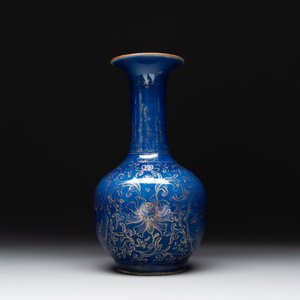 A Chinese gilt-decorated powder-blue kendi with floral design, Kangxi — foto 4