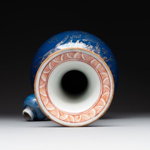 A Chinese gilt-decorated powder-blue kendi with floral design, Kangxi — foto 5