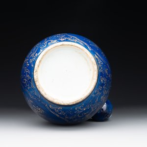A Chinese gilt-decorated powder-blue kendi with floral design, Kangxi — foto 6