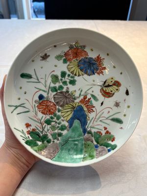A Chinese gilt-decorated powder-blue plate and a famille verte plate with flowers, Kangxi/Qianlong — photo 12