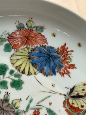 A Chinese gilt-decorated powder-blue plate and a famille verte plate with flowers, Kangxi/Qianlong — photo 14