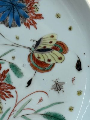 A Chinese gilt-decorated powder-blue plate and a famille verte plate with flowers, Kangxi/Qianlong — photo 15