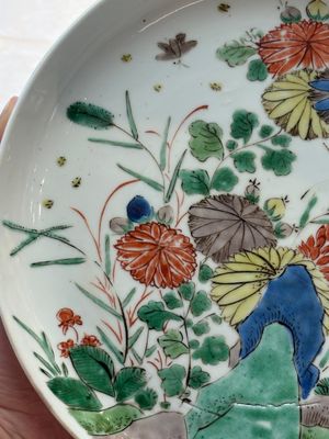 A Chinese gilt-decorated powder-blue plate and a famille verte plate with flowers, Kangxi/Qianlong — photo 16