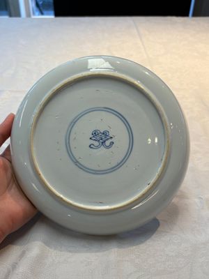 A Chinese gilt-decorated powder-blue plate and a famille verte plate with flowers, Kangxi/Qianlong — photo 17