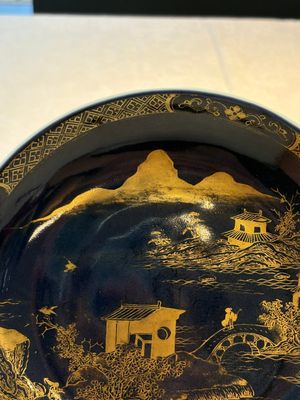 A Chinese gilt-decorated powder-blue plate and a famille verte plate with flowers, Kangxi/Qianlong — photo 4