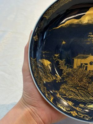 A Chinese gilt-decorated powder-blue plate and a famille verte plate with flowers, Kangxi/Qianlong — photo 5