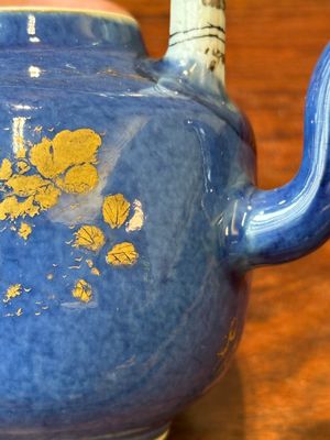 A Chinese gilt-decorated powder-blue teapot and cover with a faux-bamboo handle, Kangxi — 照片 12