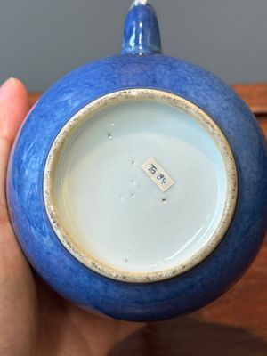 A Chinese gilt-decorated powder-blue teapot and cover with a faux-bamboo handle, Kangxi — 照片 16