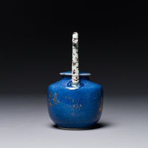 A Chinese gilt-decorated powder-blue teapot and cover with a faux-bamboo handle, Kangxi — 照片 2