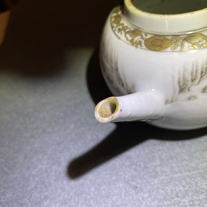 A Chinese gilt-decorated powder blue teapot and one in grisaille, Kangxi/Yongzheng — 照片 16