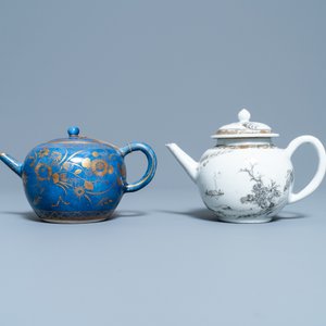 A Chinese gilt-decorated powder blue teapot and one in grisaille, Kangxi/Yongzheng — 照片 2