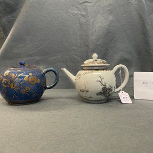 A Chinese gilt-decorated powder blue teapot and one in grisaille, Kangxi/Yongzheng — 照片 8