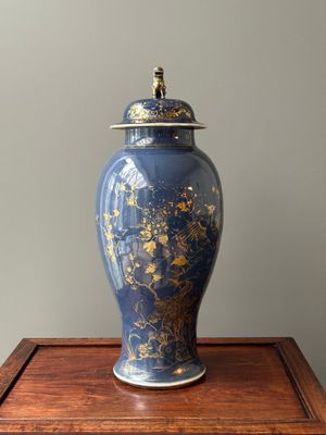 A Chinese gilt-decorated powder-blue vase with a phoenix among blossoming branches , Qianlong — 照片 1