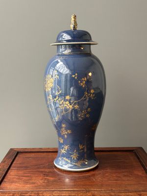 A Chinese gilt-decorated powder-blue vase with a phoenix among blossoming branches , Qianlong — 照片 3