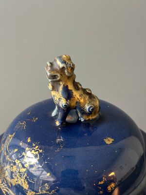 A Chinese gilt-decorated powder-blue vase with a phoenix among blossoming branches , Qianlong — 照片 6