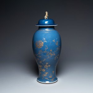 A Chinese gilt-decorated powder-blue vase with a phoenix among blossoming branches , Qianlong — 照片 2