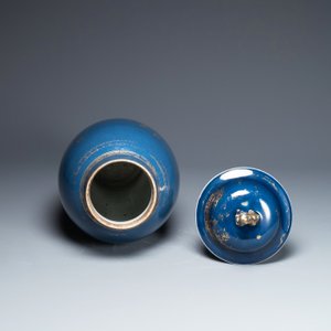 A Chinese gilt-decorated powder-blue vase with a phoenix among blossoming branches , Qianlong — 照片 4