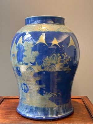 A Chinese gilt-decorated powder-blue vase with landscape design, Qianlong/jiaqing — photo 4