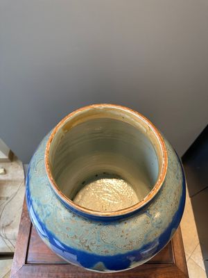 A Chinese gilt-decorated powder-blue vase with landscape design, Qianlong/jiaqing — photo 5