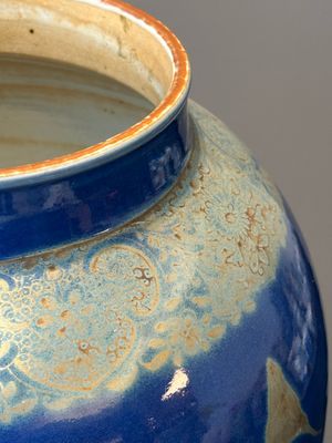 A Chinese gilt-decorated powder-blue vase with landscape design, Qianlong/jiaqing — photo 6
