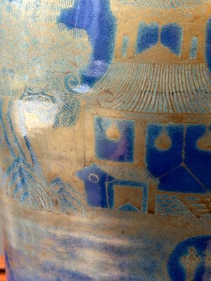 A Chinese gilt-decorated powder-blue vase with landscape design, Qianlong/jiaqing — photo 9