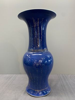 A Chinese gilt-decorated powder blue 'yenyen' vase, Kangxi — photo 3