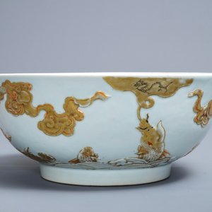 A Chinese gilt-decorated relief-moulded 'dragons and carps' bowl, Kangxi/Yongzheng — photo 4