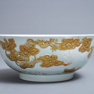 A Chinese gilt-decorated relief-moulded 'dragons and carps' bowl, Kangxi/Yongzheng — photo 5