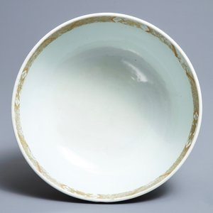 A Chinese gilt-decorated relief-moulded 'dragons and carps' bowl, Kangxi/Yongzheng — photo 6