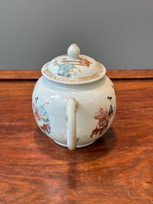 A Chinese gilt famille rose teapot, Yongzheng — 照片 2