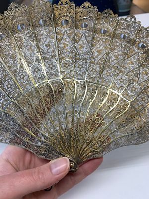 A Chinese gilt filigree silver fan with floral design, 19/20th C. — photo 8