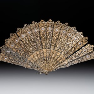 A Chinese gilt filigree silver fan with floral design, 19/20th C. — photo 1