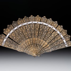 A Chinese gilt filigree silver fan with floral design, 19/20th C. — photo 2