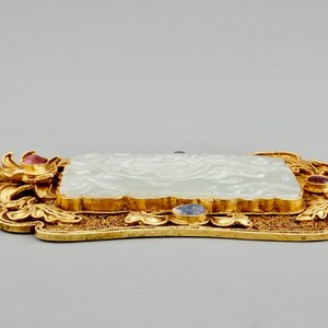 A Chinese gilt filigree silver hat ornament with jade inset, 19/20th C. — 照片 3