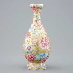 A Chinese gilt-ground famille rose millefleurs vase, 19/20th C. — 照片 2