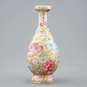A Chinese gilt-ground famille rose millefleurs vase, 19/20th C. — 照片 4