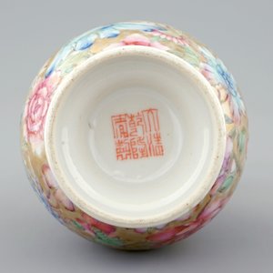 A Chinese gilt-ground famille rose millefleurs vase, 19/20th C. — 照片 5