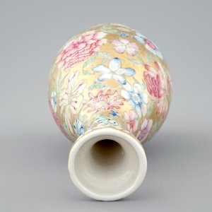 A Chinese gilt-ground famille rose millefleurs vase, 19/20th C. — 照片 6