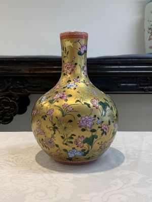 A Chinese gilt-ground famille rose vase with floral design, Qianlong mark and possibly of the period — photo 2