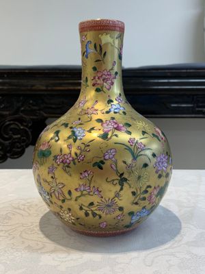 A Chinese gilt-ground famille rose vase with floral design, Qianlong mark and possibly of the period — photo 5