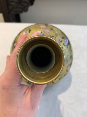 A Chinese gilt-ground famille rose vase with floral design, Qianlong mark and possibly of the period — photo 6