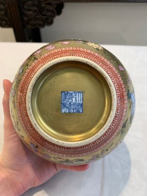 A Chinese gilt-ground famille rose vase with floral design, Qianlong mark and possibly of the period — photo 7